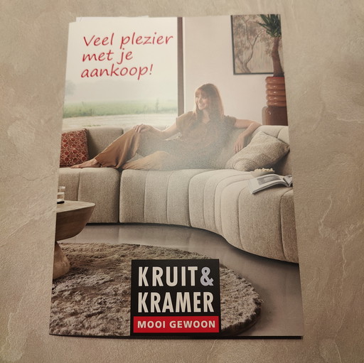 Hermosa mesa de arenisca con 4 sillas de cuero Kruit&Kramer