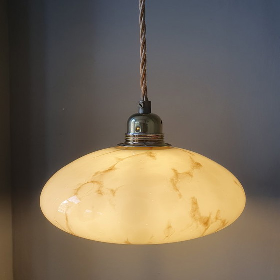 Lampada a sospensione vintage in vetro opalino stile Art Déco. Design Mid Century degli anni '30/'40. (photo 3 of 16)
