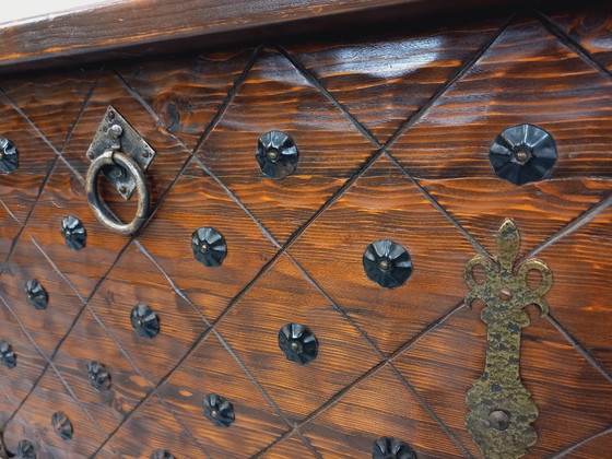 Image 1 of Een laag, brutalistisch dressoir van Georges Robert, gemaakt van donker grenenhout, uit de jaren 50/60.
