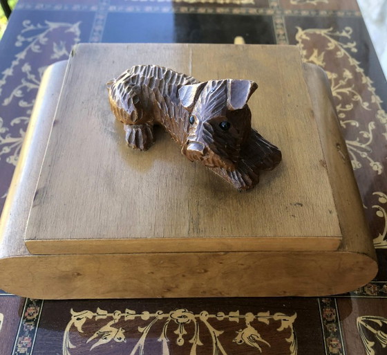 Image 1 of Petit coffret en bois porte-cigarettes artisanal avec chien sculpté - 1960