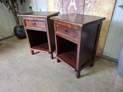 Mesitas de noche, cómoda y mesas auxiliares de teca, de 49x39cm y 69cm de alto.