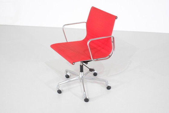 Image 1 of Sillón "EA 117" Charles Ray Eames para ICF, Estados Unidos 1969.