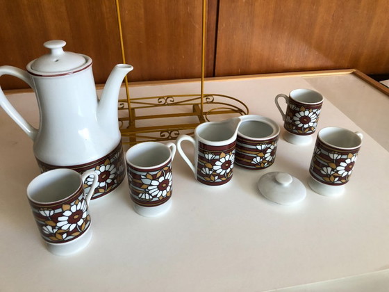 Image 1 of Vintage retro theeservies flower power jaren 60 waarschijnlijk van het merk Enesco aan bijbehorend metalen rek hoogte 32 b 28 d 