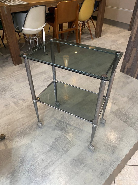 Image 1 of Carrello bar vintage anni '50 in metallo argentato con due ripiani in vetro fumé su ruote.