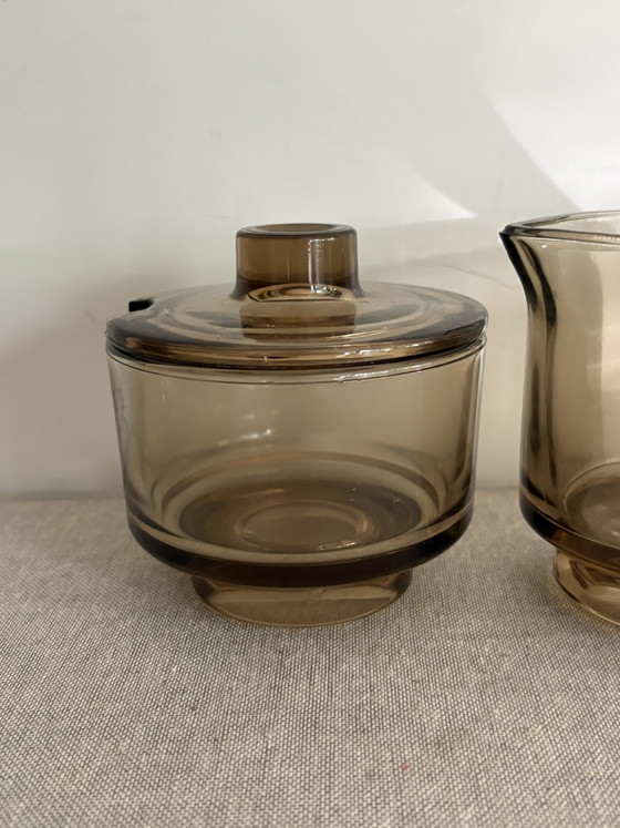 Image 1 of Jarra de leche y azucarero antiguos de Joe Colombo “Arno Italora”, de cristal ahumado.