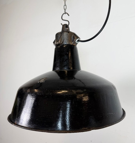 Image 1 of Industriële zwarte geëmailleerde fabriekslamp met gietijzeren bovenkant, jaren 50