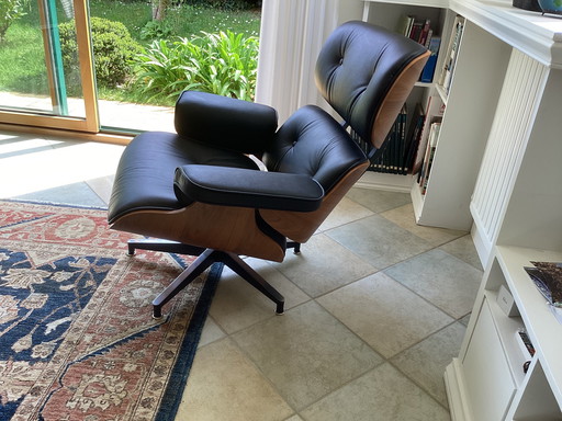 Fauteuil design en cuir noir et noyer