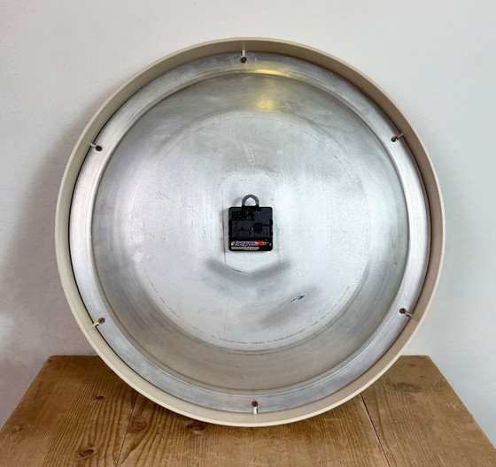 Image 1 of Große industrielle Bakelit-Fabrikwanduhr von Pragotron, 1960er Jahre