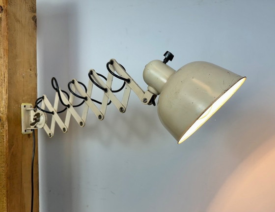 Image 1 of Beigefarbene, industrielle Wandleuchte im Midcentury-Stil mit Scherenmechanismus von Wila Leuchten, 1960er Jahre