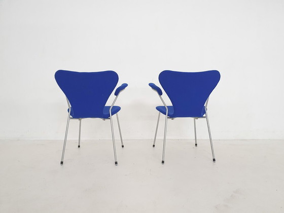 Image 1 of Set of 2 model 3207 dining chairs by Arne Jacobsen for Fritz Hansen, Denmark 2001