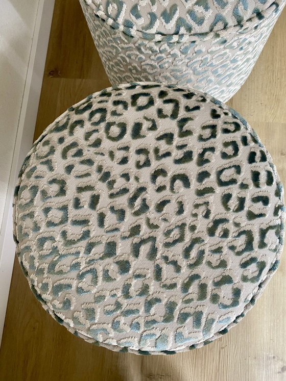 Set Upcycled Unico: Due Poggiapiedi e Pouf Design McDonald's Rivestiti su Base in Acciaio – Handmade, Metal (photo 3 of 10)
