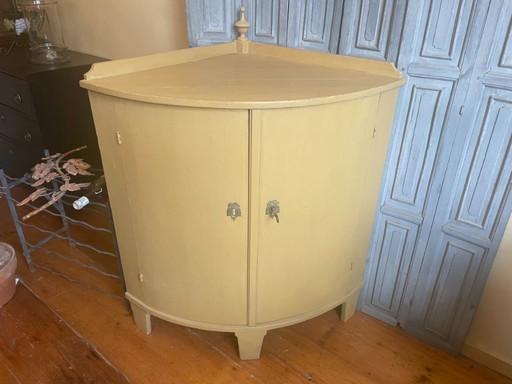 Armario de cocina esquinero del siglo XIX con puertas abombadas