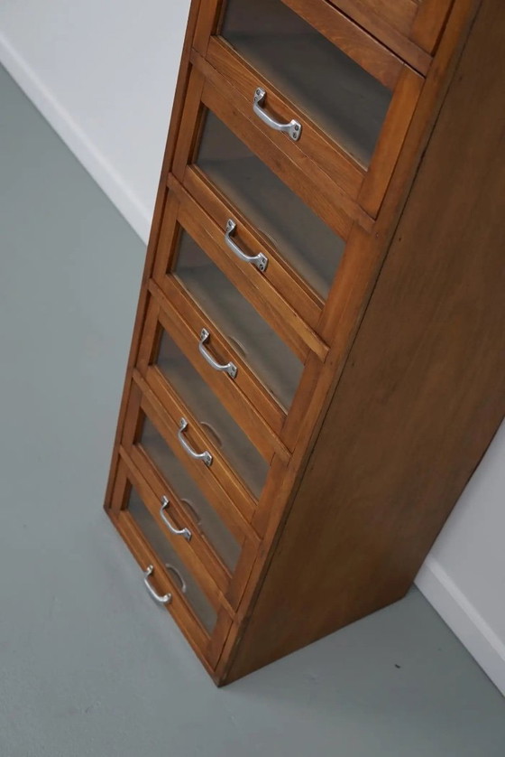 Image 1 of Armoire/vitrine de mercerie vintage allemande en hêtre/chêne, années 1950