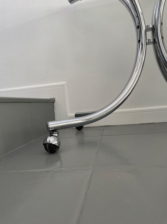 Image 1 of Salontafel van chroom en glas met wielen