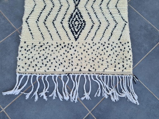 Image 1 of Tappeto Beni Ouraine in pura lana tradizionale bianca e nera, 150/250 cm