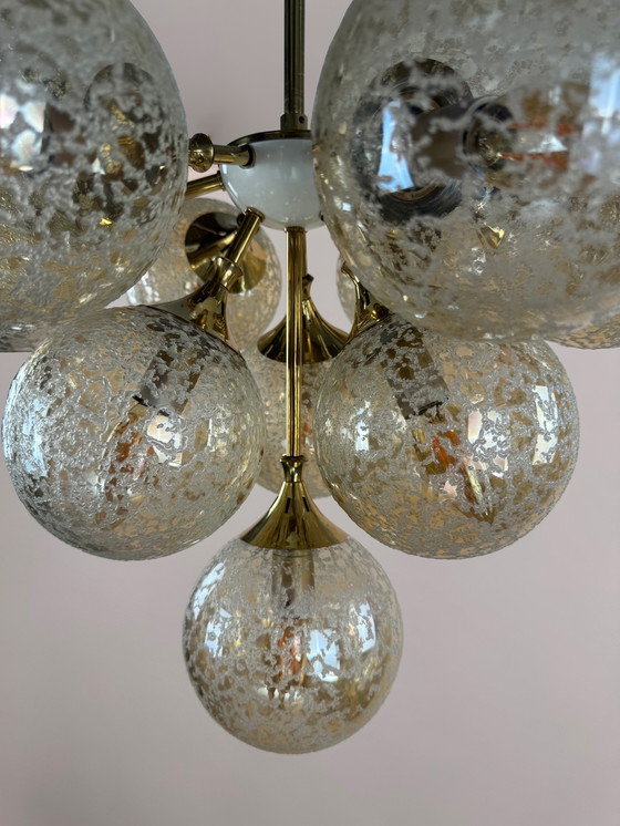 Image 1 of Superbe lustre en laiton et verre ambré des années 1970 - L'élégance de l'ère spatiale