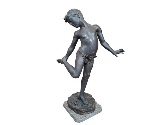 Image 1 of Prächtige Bronzeskulptur: „Das vom Krebs gebissene Kind“ 1990