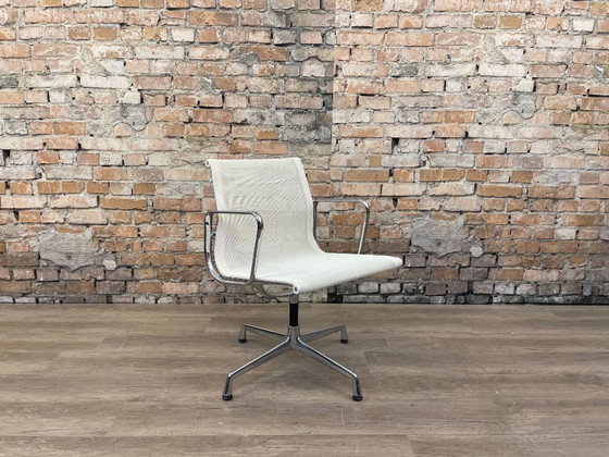 Vitra EA 107 – Wit Netweave Chroom | Charles & Ray Eames – Vergaderstoel, Textile, Aluminium (photo 2 of 17)