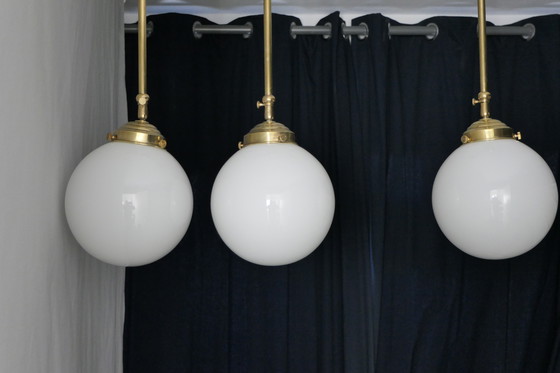 Image 1 of Art Déco – 3 lampade da scuola, lampadario a sospensione con vetro opalino e struttura in ottone - Altezza regolabile