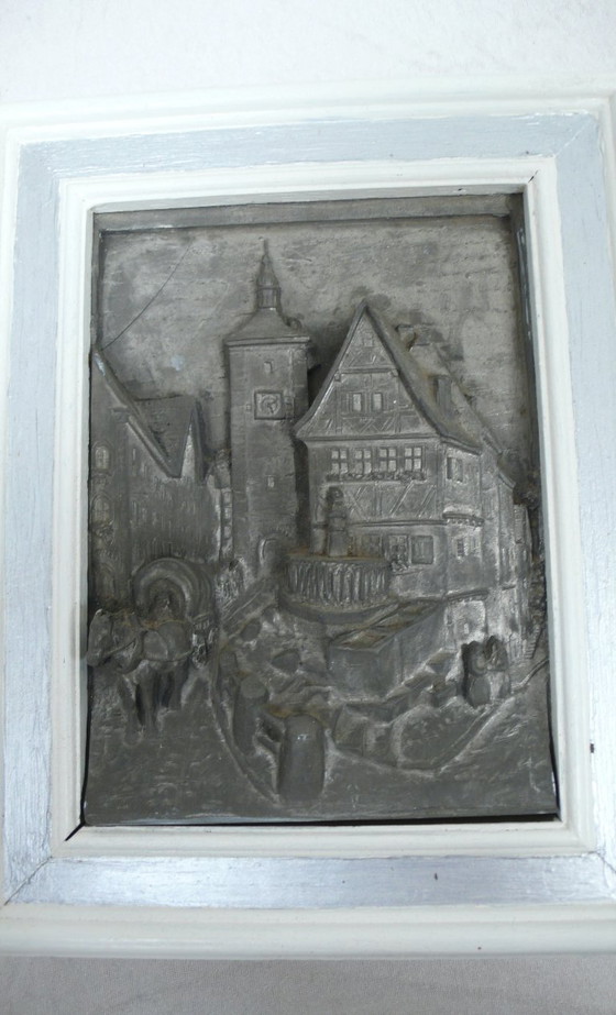 Image 1 of Vintage sleutelkastje hout wit + 3D tinnen afbeelding dorpsgezicht