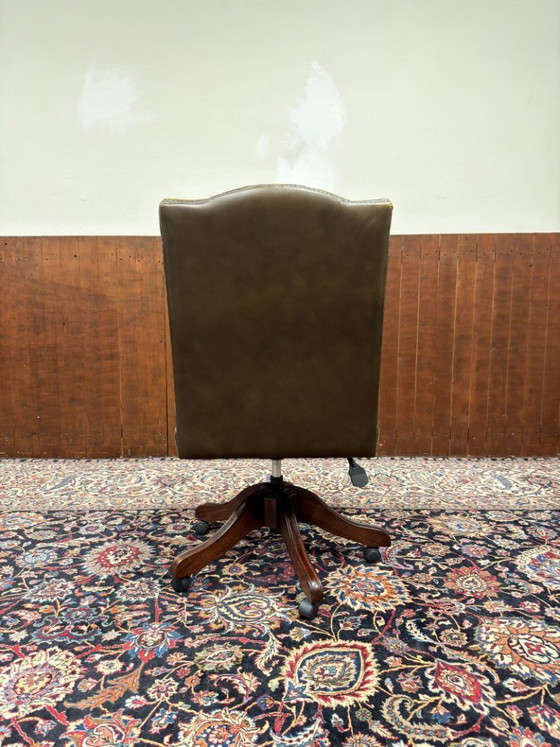 Neu! Klassischer englischer Chesterfield Bürostuhl – Delta Chesterfield, Bürostühle, Leather, Metal (photo 5 of 9)