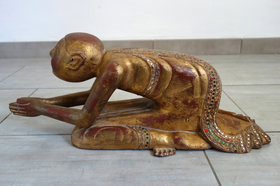 Image 1 of Standbeeld van een Birmese boeddhistische monnik in gebed, 19e eeuw