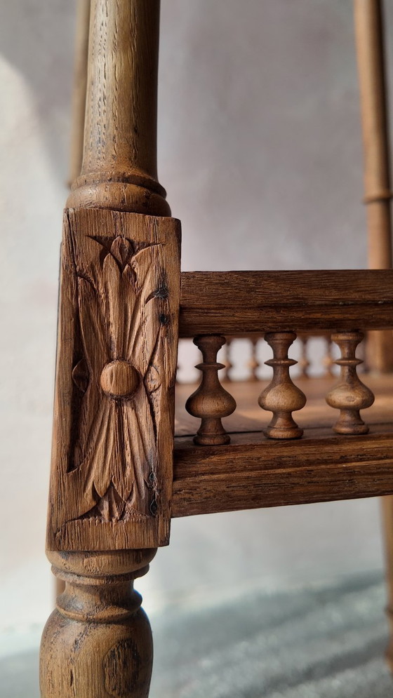 Image 1 of Tavolino laterale antico bretone in legno massello intagliato - Arte popolare del XIX/XX secolo