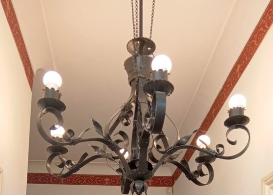 Bellissimo lampadario in ferro battuto nero – Iron, Metal (photo 3 of 5)