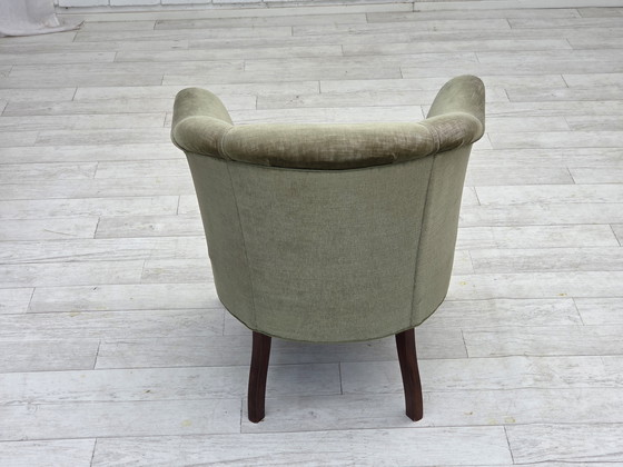 Image 1 of Fauteuil danois des années 60, velours vert, pieds en hêtre.