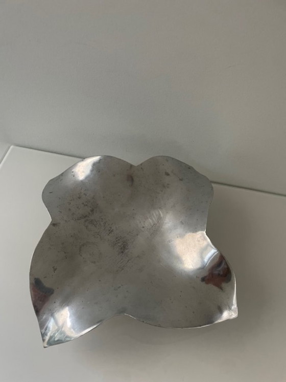Image 1 of Unieke handgemaakte aluminium schaal met sculpturale bloemvorm