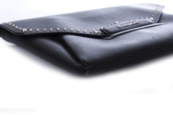 Image 1 of Givenchy, pochette Antigona in pelle borchiata