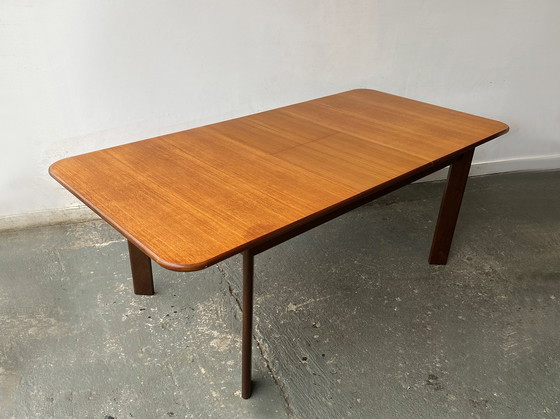 Image 1 of Mesa de comedor de estilo moderno de mediados de siglo, rara, de la década de 1960, con diseño en forma de G y patas en ángulo.