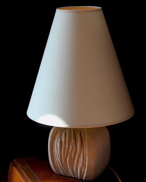 Elégante lampe de table en pierre du Gard sculptée dans le style d'Albert Tormos