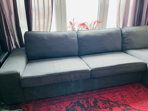 Sofa mit Chaiselongue, grau mit unbenutzten blauen Bezügen