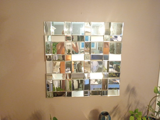 Le miroir a facettes refait sa place sur nos murs. Il devient a nouveau un indispensable
