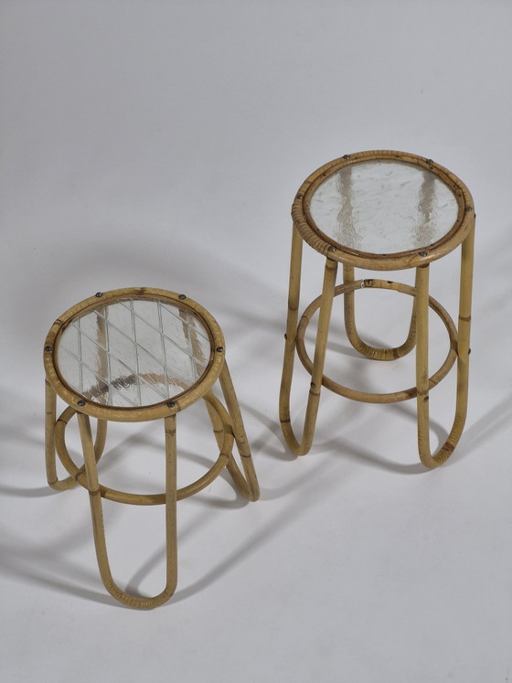 Vintage bloemenkrukje van bamboe uit het midden van de vorige eeuw met bloemenstandaard van ijsglas. – Zuil (photo 3 of 15)