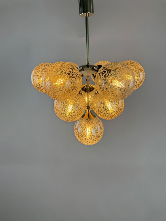 Image 1 of Superbe lustre en laiton et verre ambré des années 1970 - L'élégance de l'ère spatiale