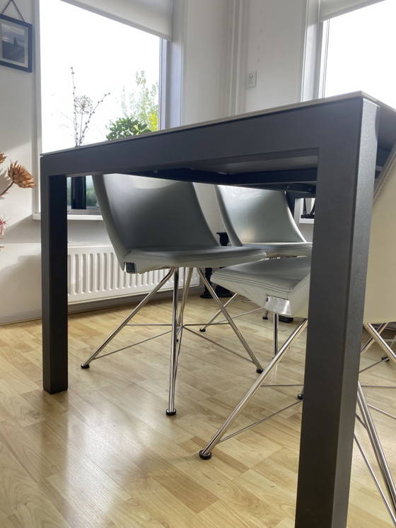 Set da pranzo di design Bert Plantagie: ceramica Zement Light e 4 sedie in pelle Indecom. – Leather (photo 3 of 7)