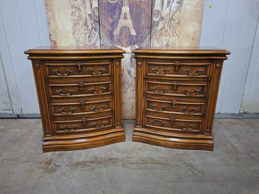 Klassieke Italiaanse nachtkastjes, ladekasten afm. 55x33cm en 64cm hoog.  
