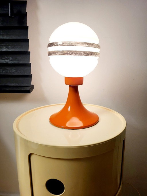 Vintage space age tafellamp uit de jaren 60 met lampenkap in mat wit glas en metalen oranje voet