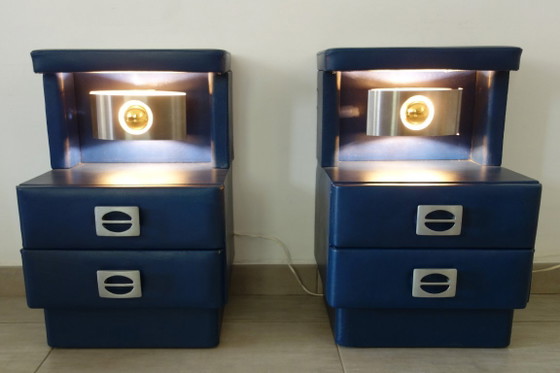 Exclusivo par de mesitas de noche de estilo futurista, fabricadas en piel sintética y aluminio cepillado, de (photo 5 of 17)