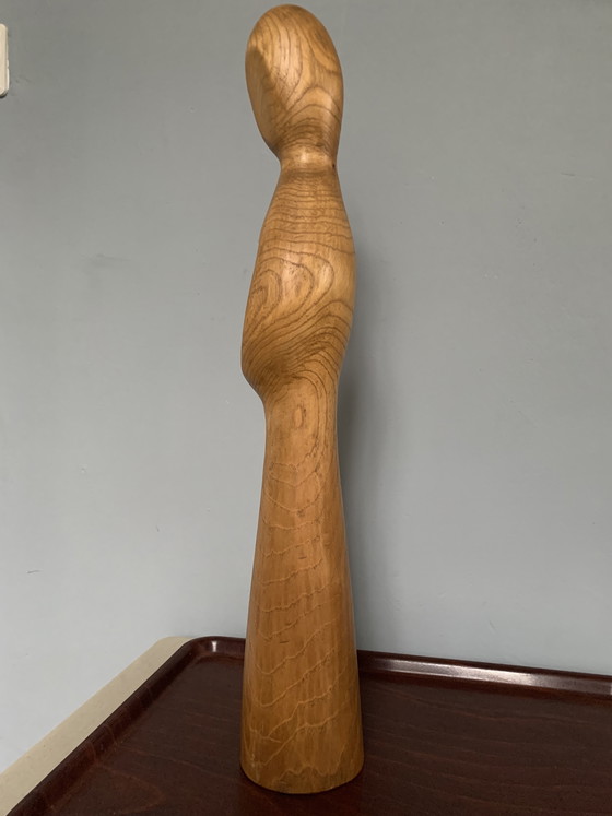 Image 1 of Grande sculpture vintage en bois de chêne, représentant une femme de 51 cm de long, de style scandinave.