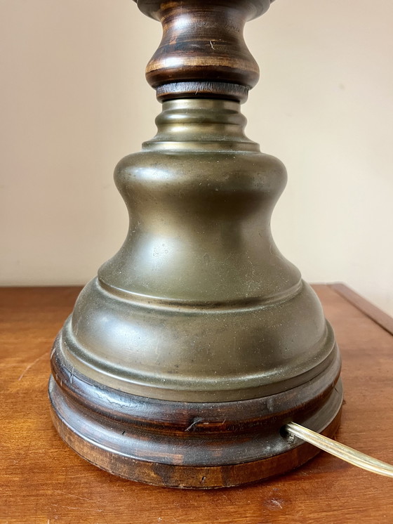 Image 1 of Tafellamp met houten/metalen voet en rood-wit gestreepte kap