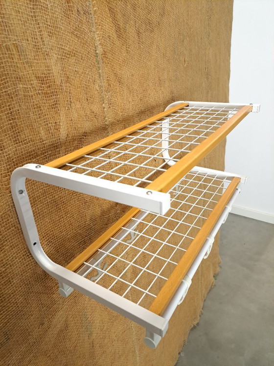 Image 1 of Porte-manteau mural Habo, fabriqué en Suède, blanc et bois, modèle n° 16.