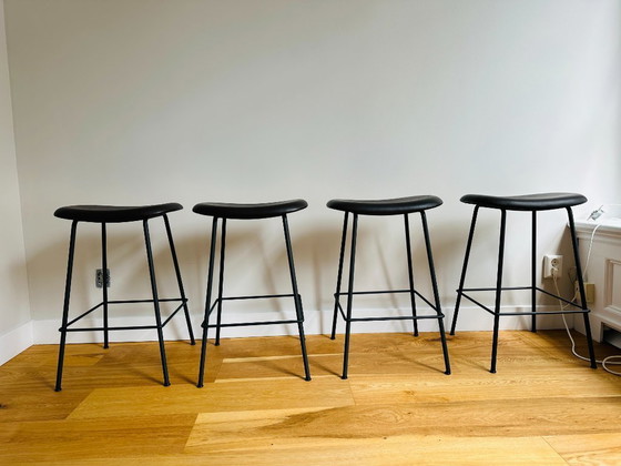 Image 1 of Sgabello da bar Muuto Fiber Tube design, 4 pezzi, 65 cm, in pelle nera