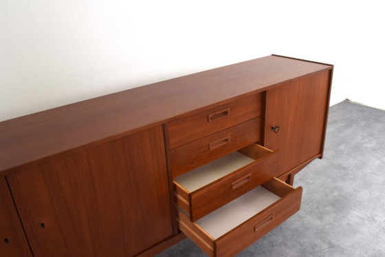 Image 1 of Buffet danois en teck, style milieu du XXe siècle, années 1960.