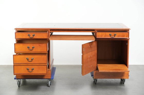 Image 1 of Groot klassiek houten bureau in Engelse stijl met 4 lades en een blauw lederen blad