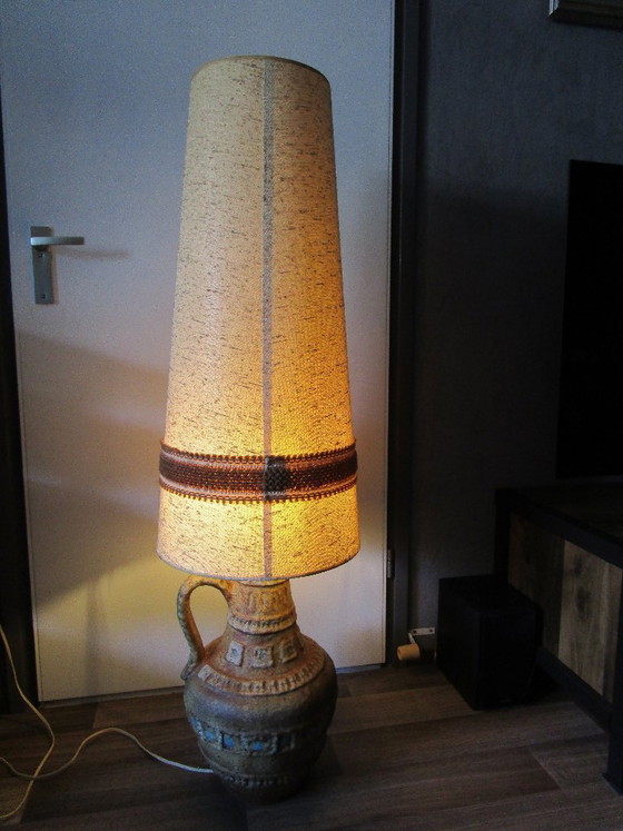 Image 1 of Bellissima lampada da terra a lava, di grandi dimensioni, dei primi anni '70.