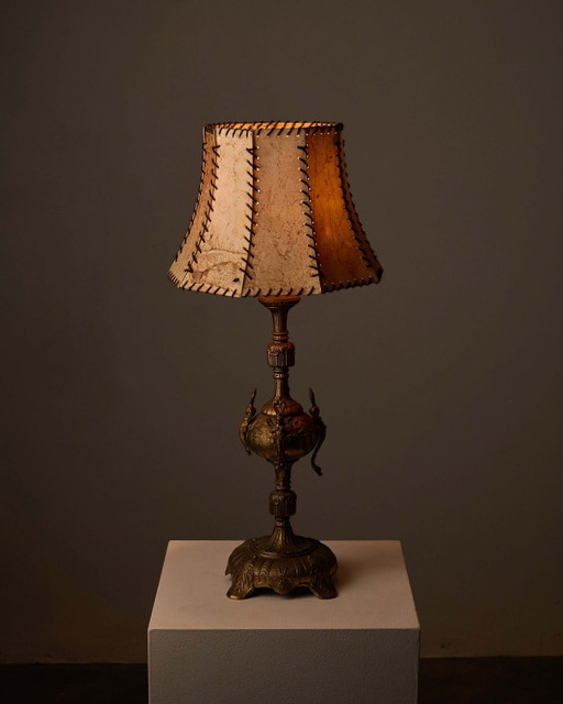 Tischlampe aus Gussmessing mit genähtem Pergamentschirm