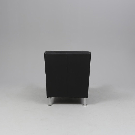 Image 1 of Moderner schwarzer Ledersessel mit passendem Hocker – Eleganz der frühen 2000er Jahre